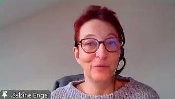 Eine Frau mit einem Headset